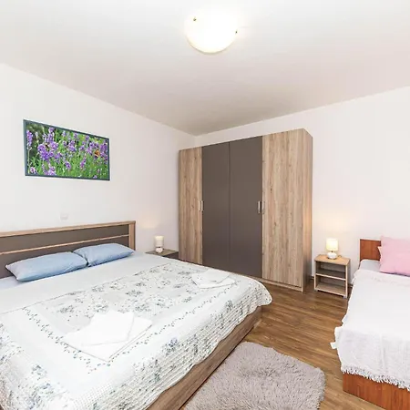 1 Bedroom Cozy In Apartment *